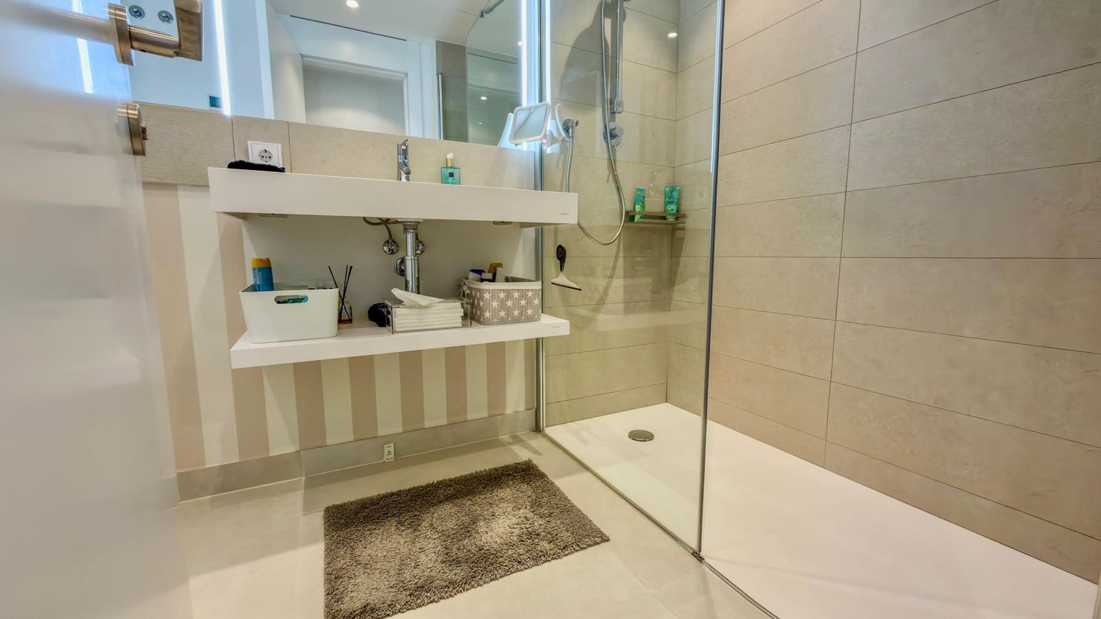 3 bedroom Apartment for rent in Fuengirola with pool garage - € 3,500 (Ref: 9829797)
