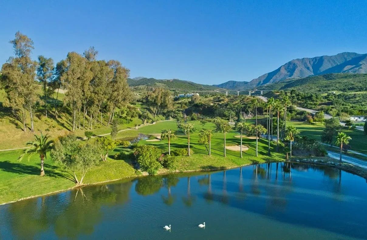 2 bedroom Penthouse for sale in Estepona with pool garage - € 430,000 (Ref: 9829807)