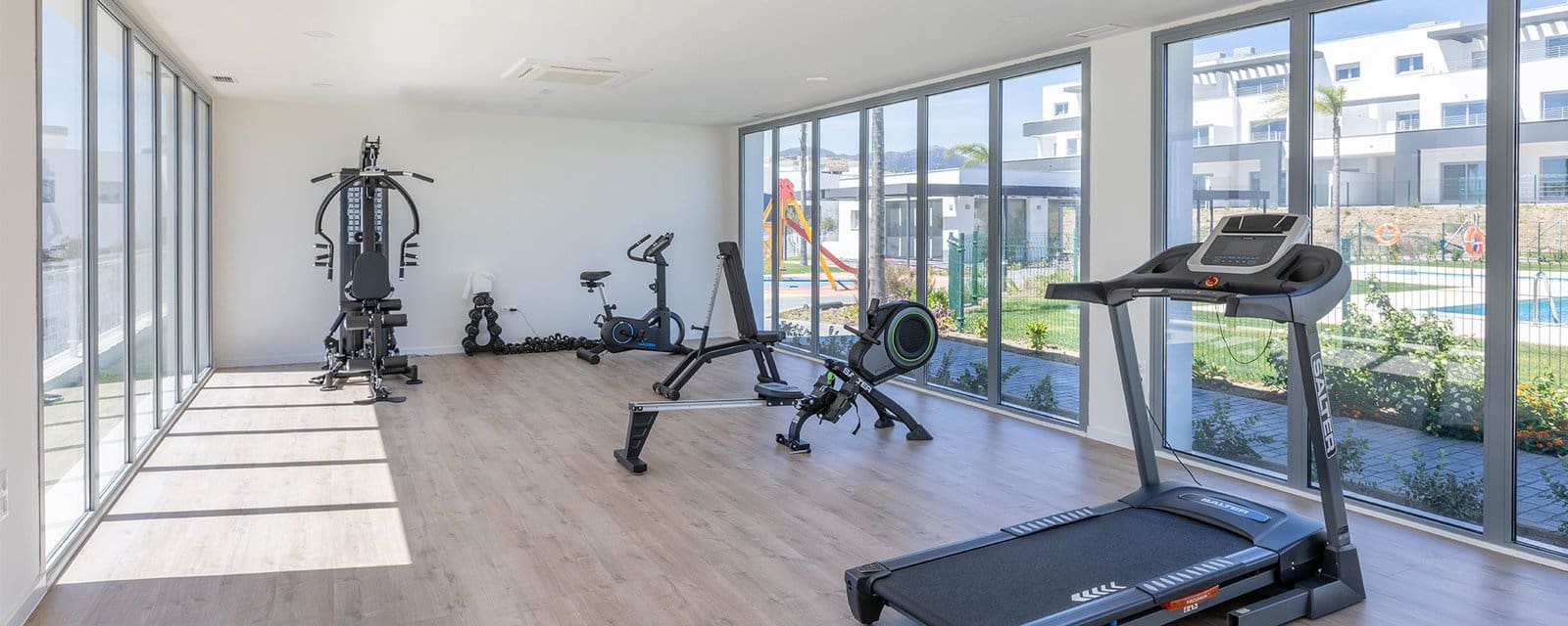4 bedroom Penthouse for sale in Estepona with pool garage - € 564,000 (Ref: 9829820)