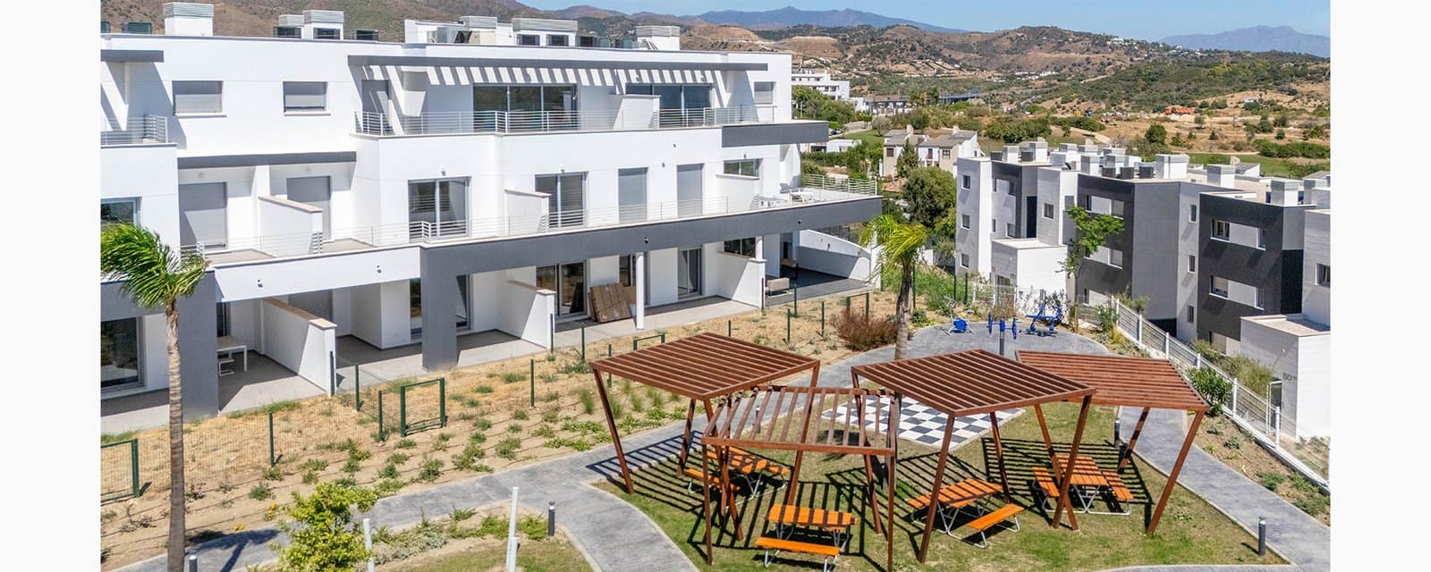 4 bedroom Penthouse for sale in Estepona with pool garage - € 564,000 (Ref: 9829820)