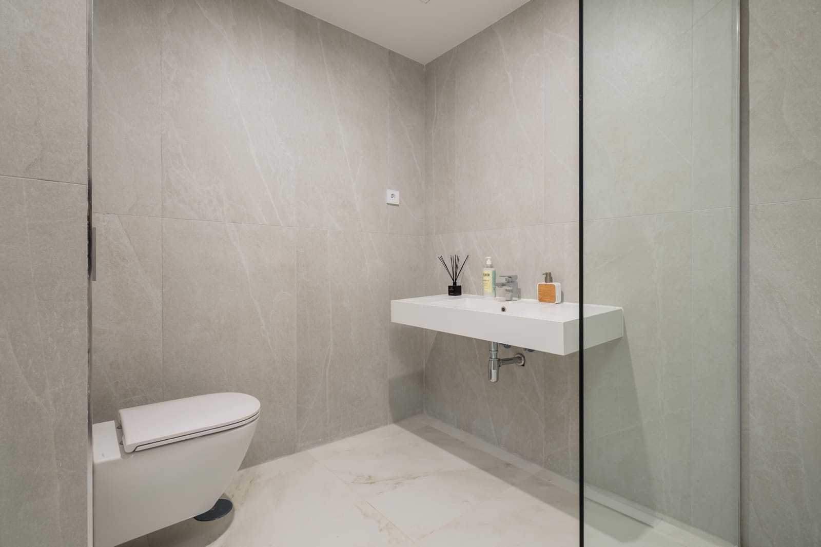3 sypialnia Penthouse na sprzedaż w Estepona z basenem garażem - 725 000 € (Ref: 9829829)