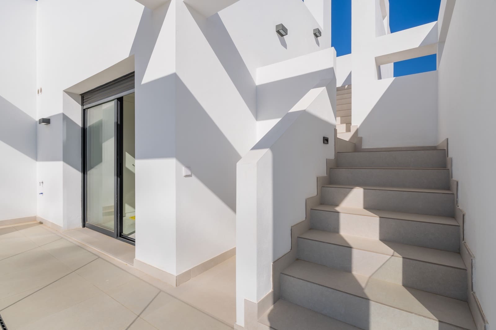3 sypialnia Penthouse na sprzedaż w Estepona z basenem garażem - 725 000 € (Ref: 9829829)