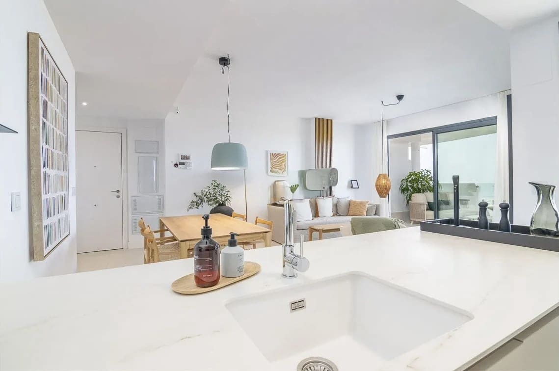 2 bedroom Apartment for sale in Fuengirola with pool garage - € 450,000 (Ref: 9861210)