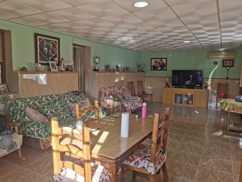 8 bedroom Finca/Country House for sale in Crevillente / Crevillent - € 320,000 (Ref: 9922684)
