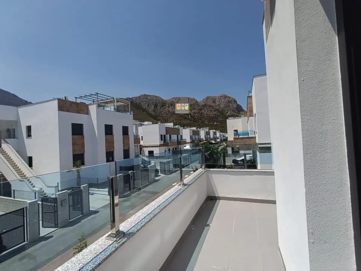 Maison de Ville de 3 chambres à louer à Polop avec piscine garage - 1 800 € (Ref: 10007976)
