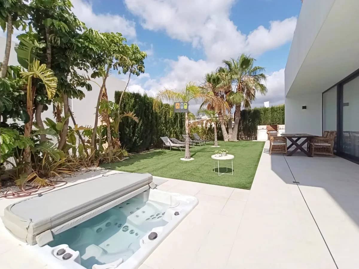 4 bedroom Bungalow for sale in Finestrat with pool garage - € 1,340,000 (Ref: 10007979)