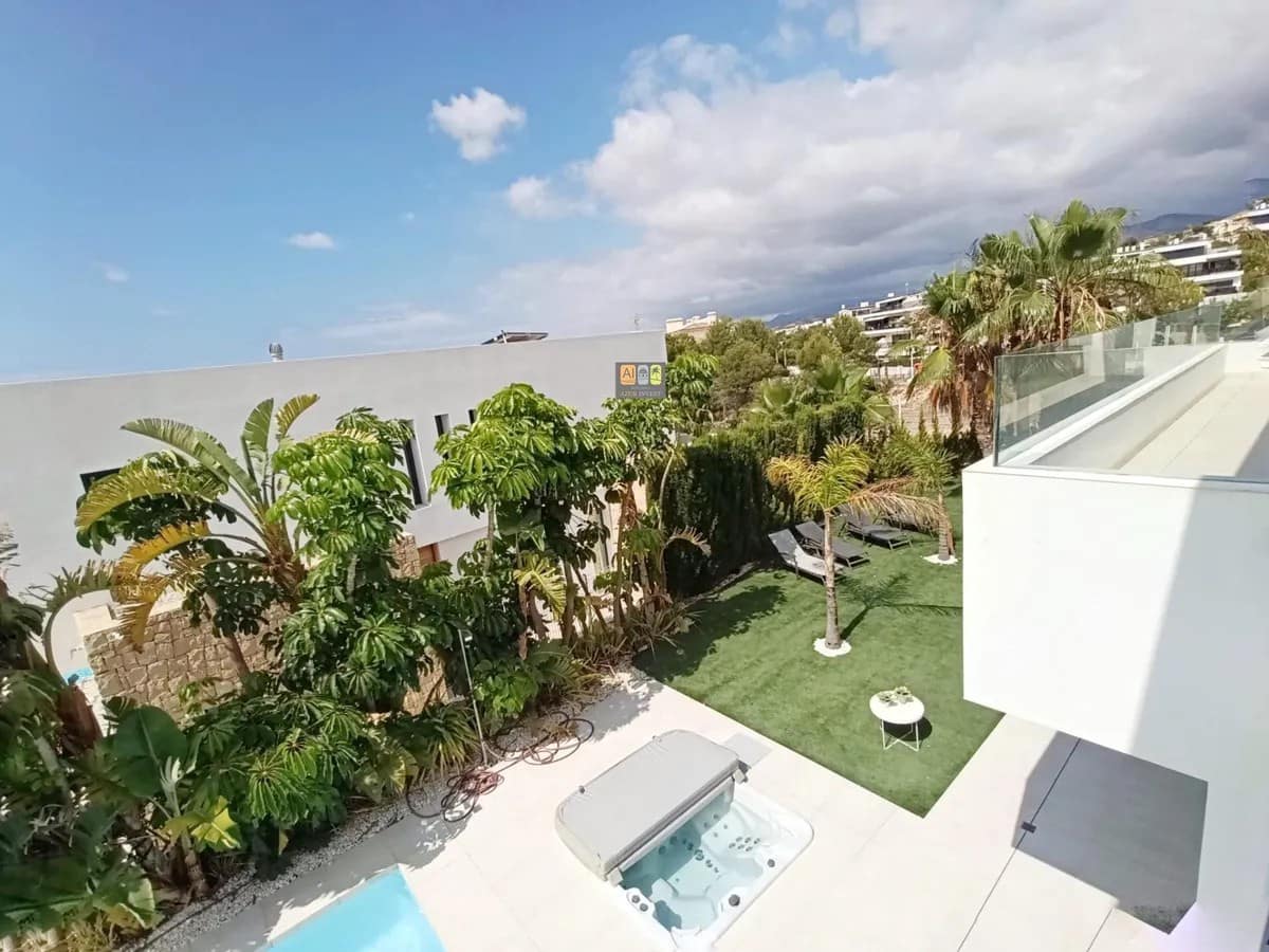 4 bedroom Bungalow for sale in Finestrat with pool garage - € 1,340,000 (Ref: 10007979)