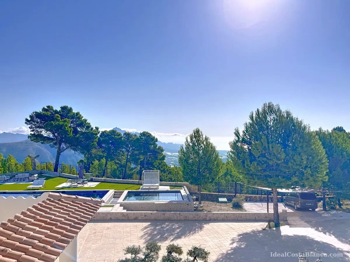 5 bedroom Villa for sale in Benimantell with pool garage - € 2,400,000 (Ref: 10039435)