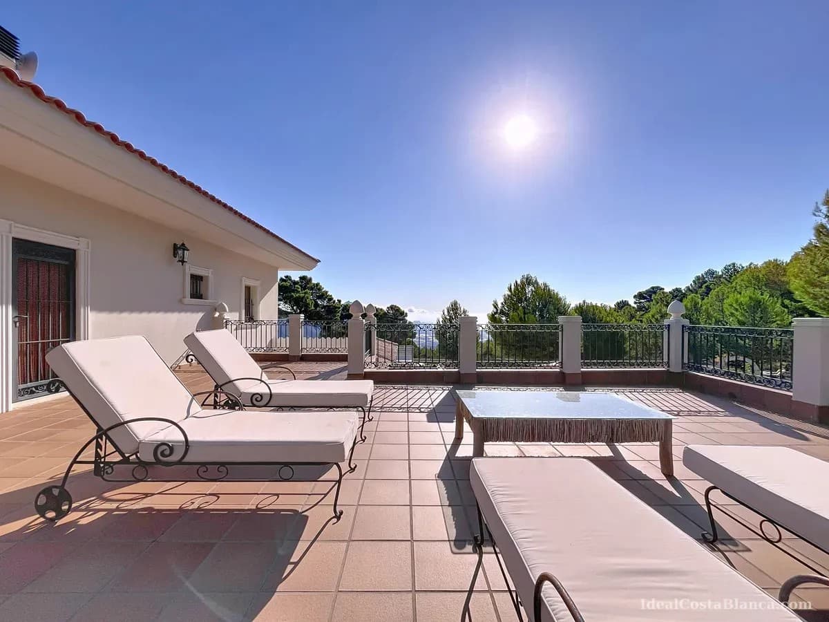 5 bedroom Villa for sale in Benimantell with pool garage - € 2,400,000 (Ref: 10039435)