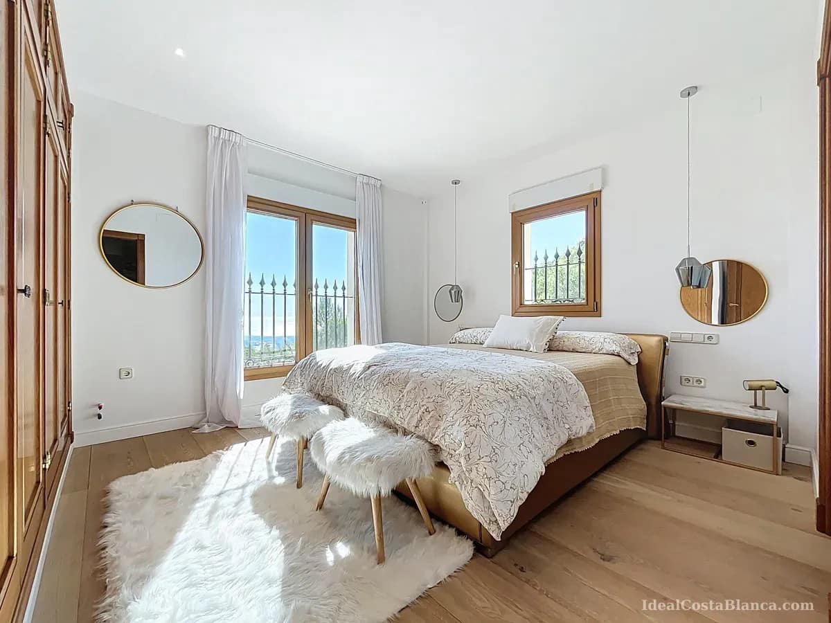 5 bedroom Villa for sale in Benimantell with pool garage - € 2,400,000 (Ref: 10039435)
