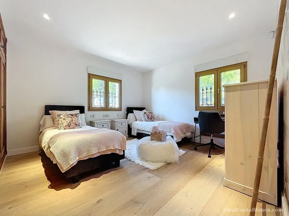 5 bedroom Villa for sale in Benimantell with pool garage - € 2,400,000 (Ref: 10039435)