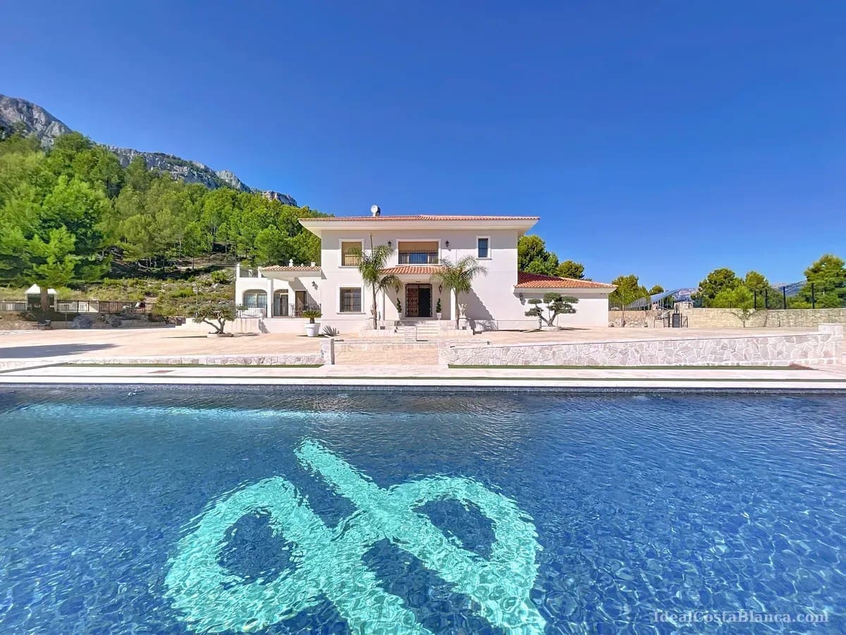 5 bedroom Villa for sale in Benimantell with pool garage - € 2,400,000 (Ref: 10039435)