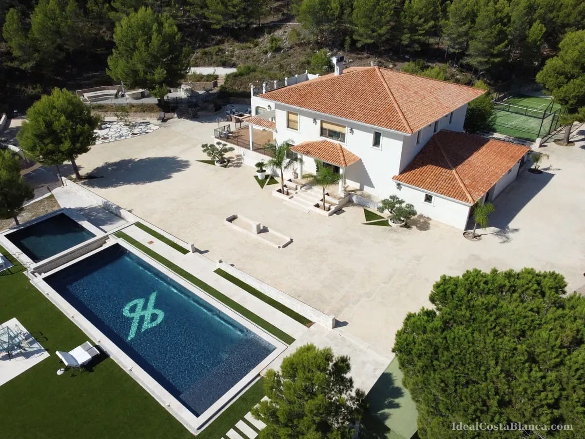 5 bedroom Villa for sale in Benimantell with pool garage - € 2,400,000 (Ref: 10039435)