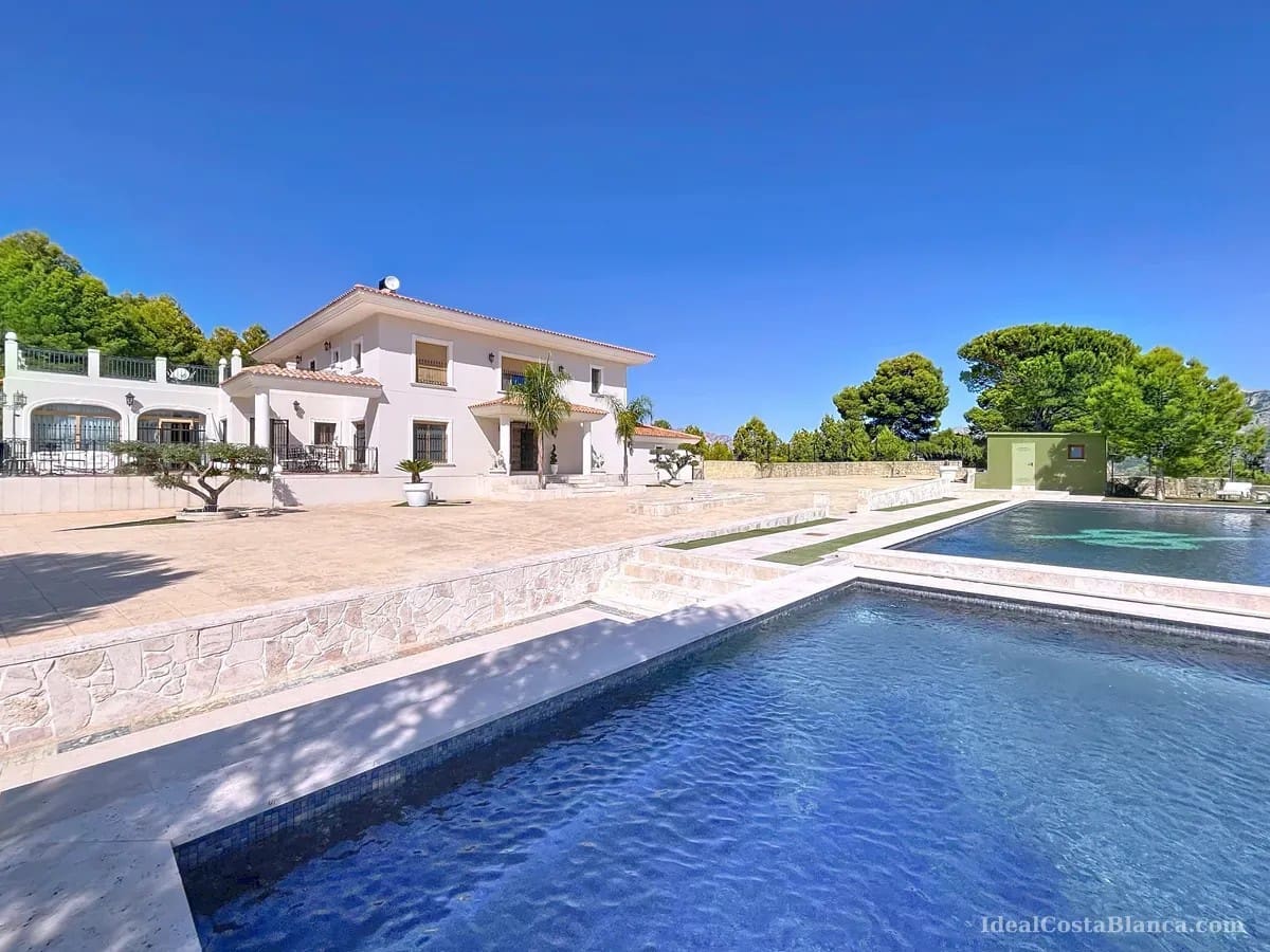 5 bedroom Villa for sale in Benimantell with pool garage - € 2,400,000 (Ref: 10039435)