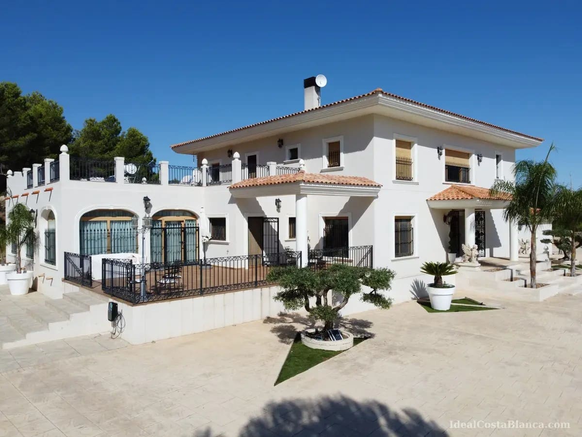 5 bedroom Villa for sale in Benimantell with pool garage - € 2,400,000 (Ref: 10039435)