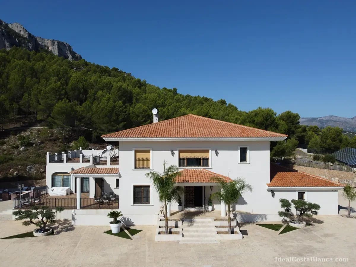 5 bedroom Villa for sale in Benimantell with pool garage - € 2,400,000 (Ref: 10039435)