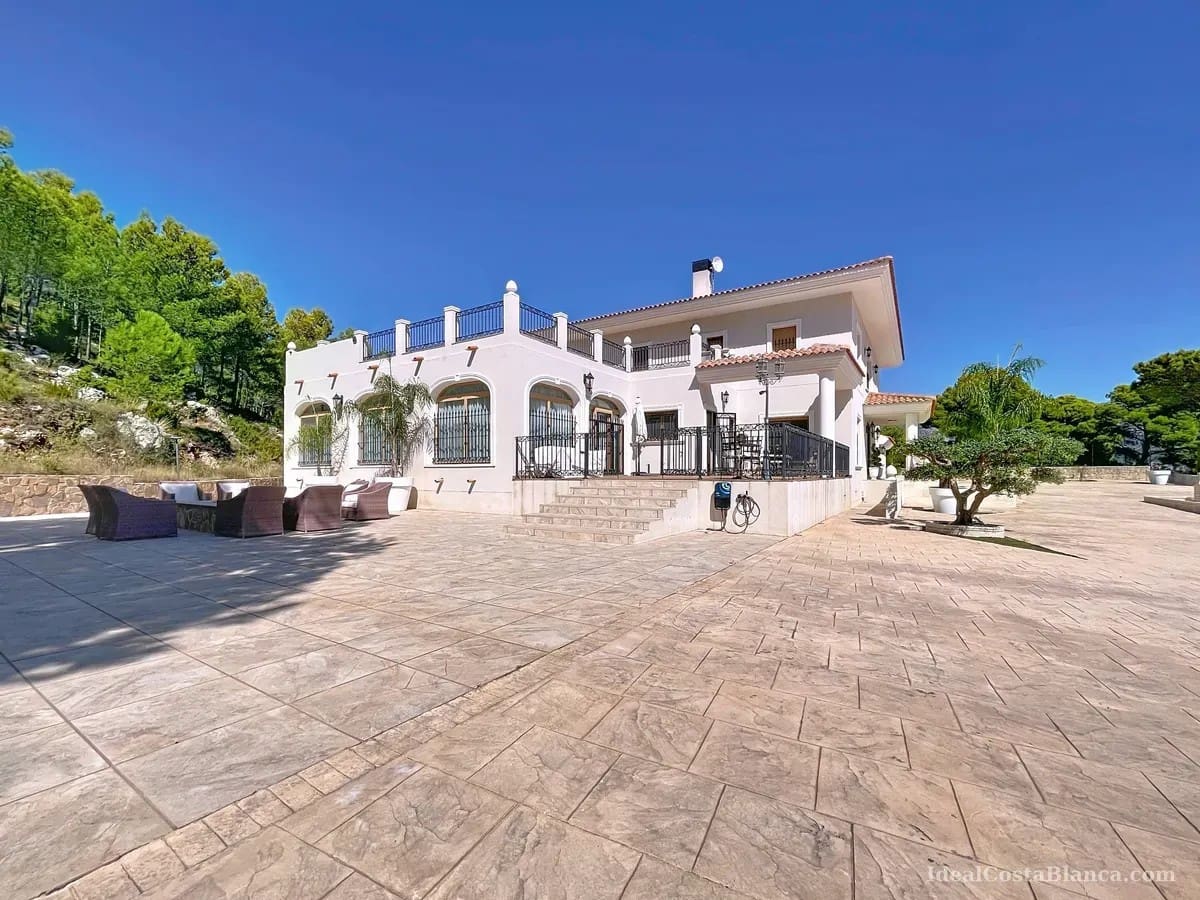 5 bedroom Villa for sale in Benimantell with pool garage - € 2,400,000 (Ref: 10039435)