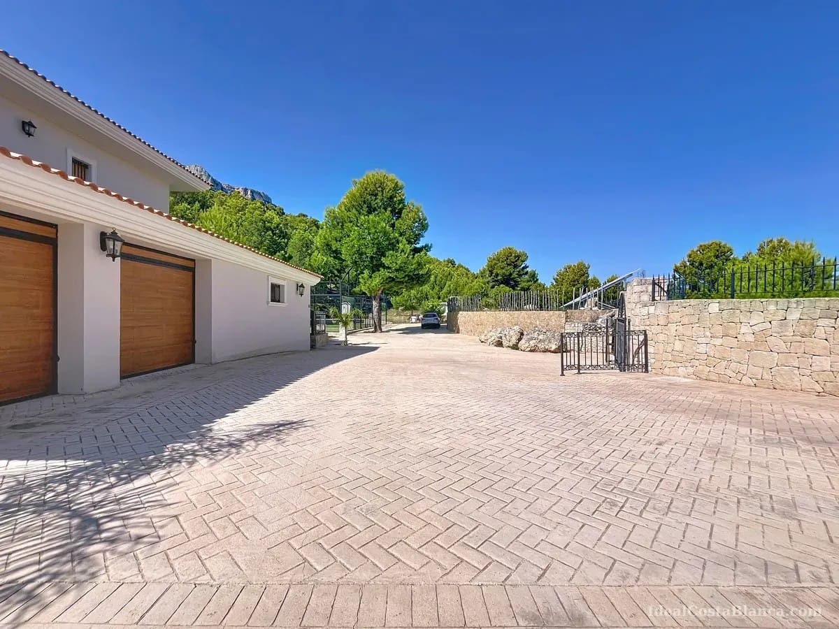 5 bedroom Villa for sale in Benimantell with pool garage - € 2,400,000 (Ref: 10039435)