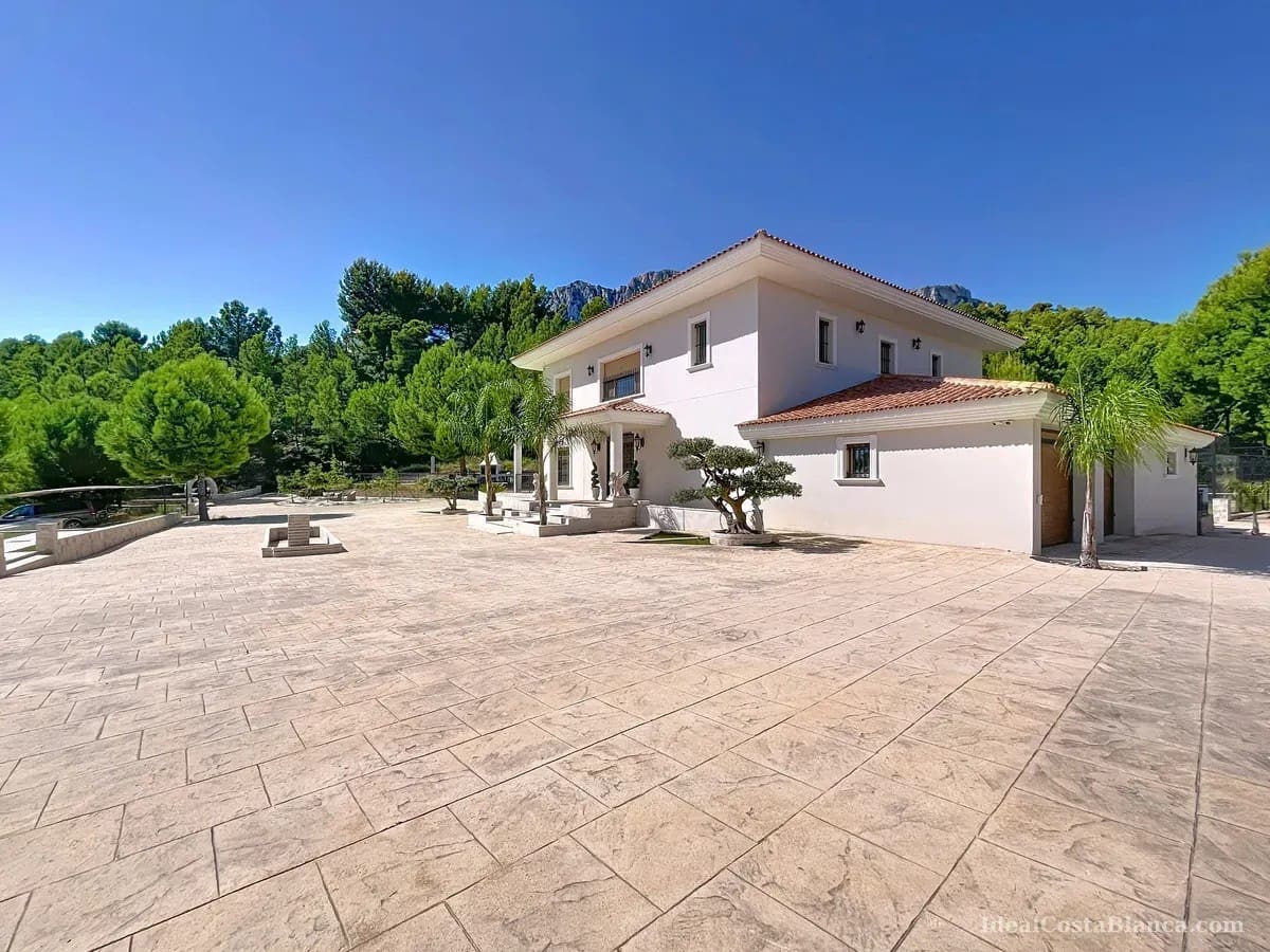 5 bedroom Villa for sale in Benimantell with pool garage - € 2,400,000 (Ref: 10039435)