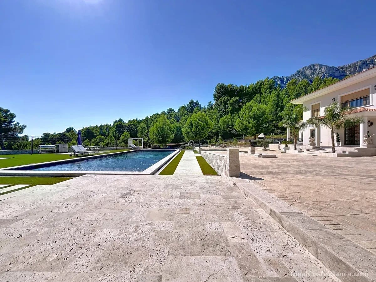5 bedroom Villa for sale in Benimantell with pool garage - € 2,400,000 (Ref: 10039435)