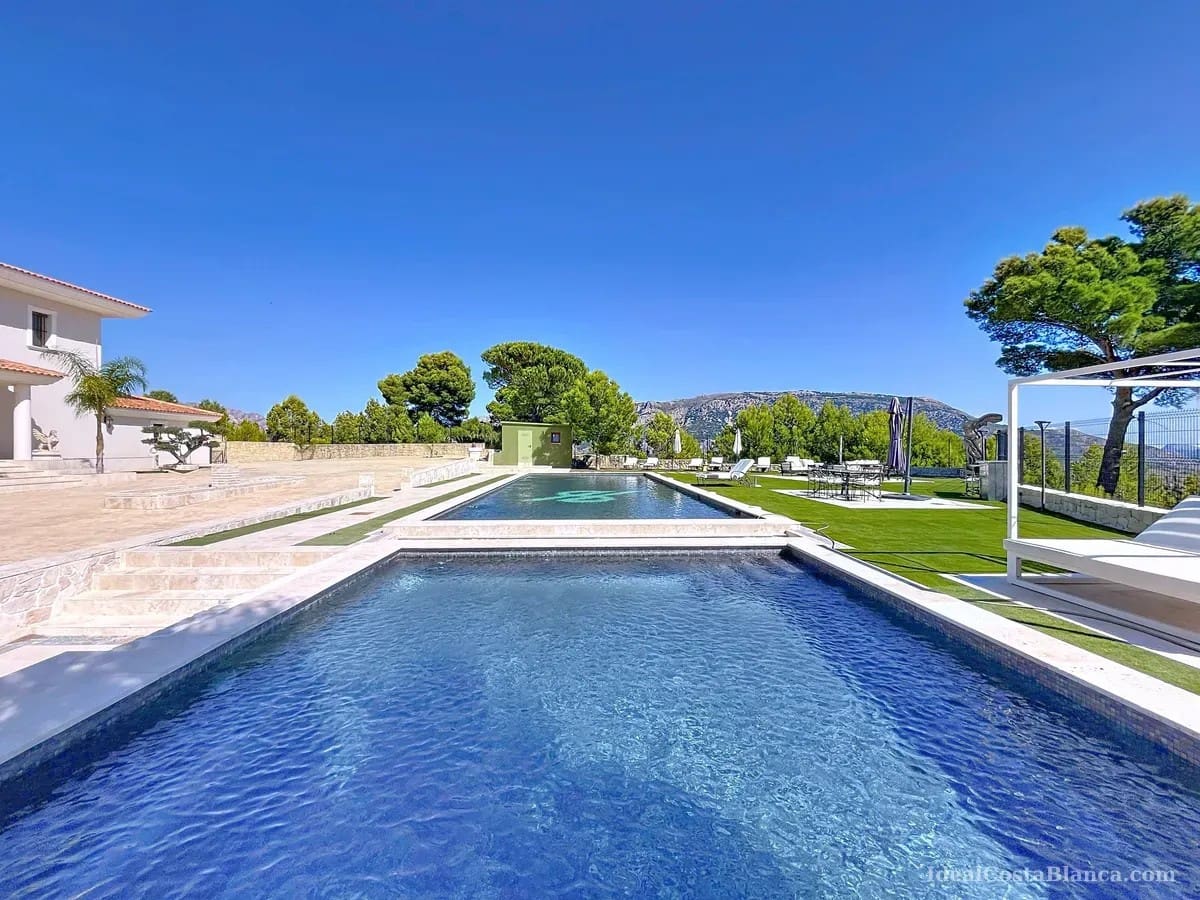5 bedroom Villa for sale in Benimantell with pool garage - € 2,400,000 (Ref: 10039435)