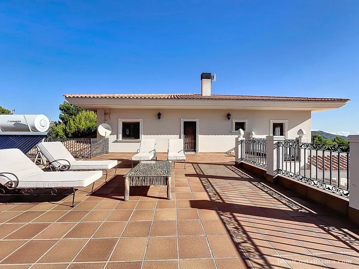 5 bedroom Villa for sale in Benimantell with pool garage - € 2,400,000 (Ref: 10039435)