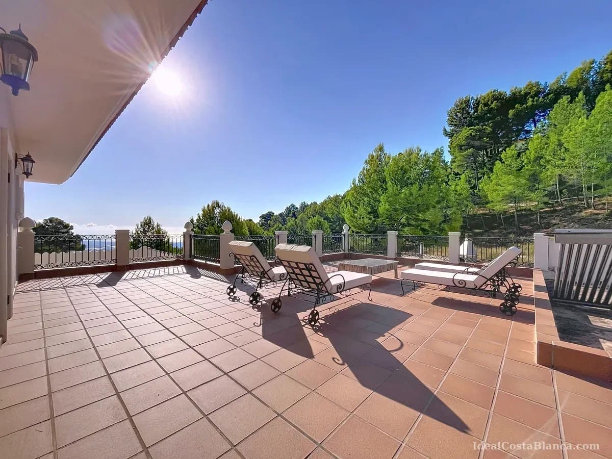 5 bedroom Villa for sale in Benimantell with pool garage - € 2,400,000 (Ref: 10039435)