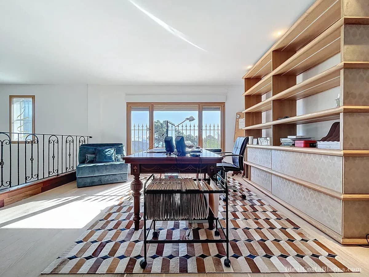 5 bedroom Villa for sale in Benimantell with pool garage - € 2,400,000 (Ref: 10039435)