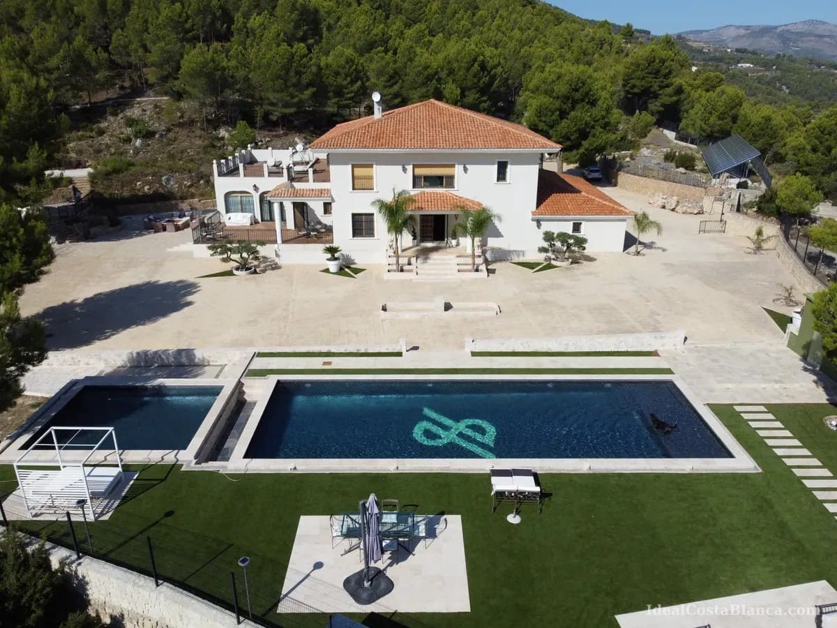 5 bedroom Villa for sale in Benimantell with pool garage - € 2,400,000 (Ref: 10039435)
