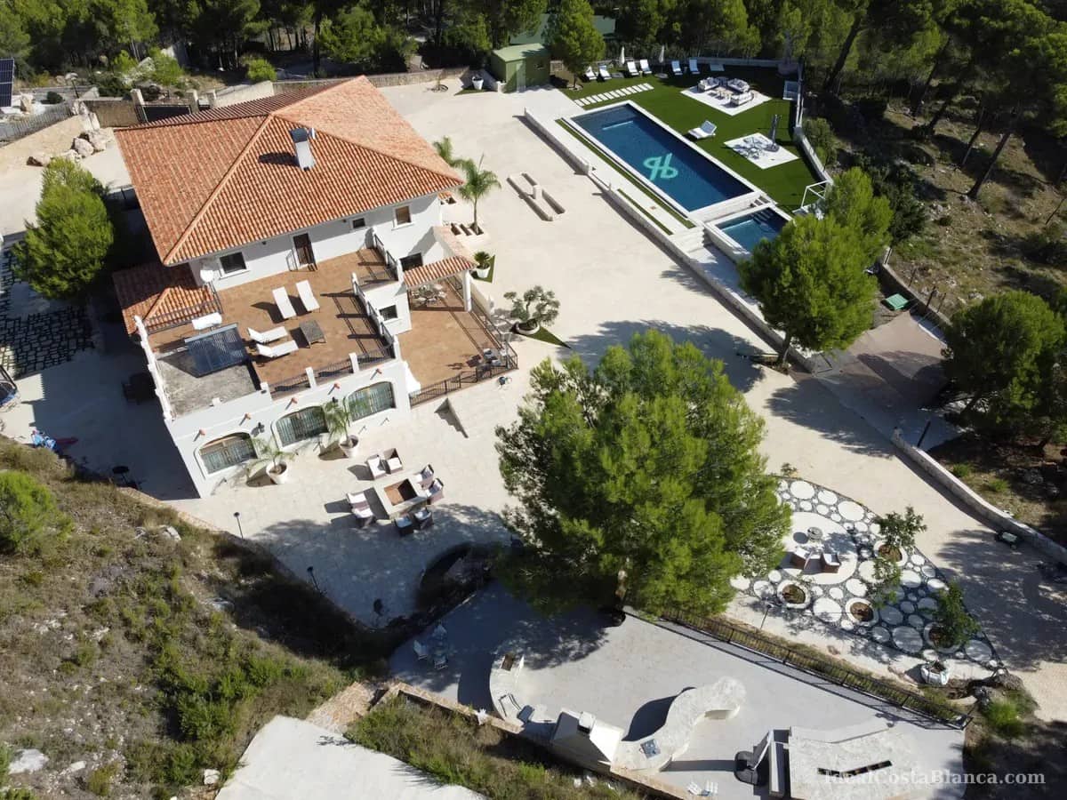 5 bedroom Villa for sale in Benimantell with pool garage - € 2,400,000 (Ref: 10039435)