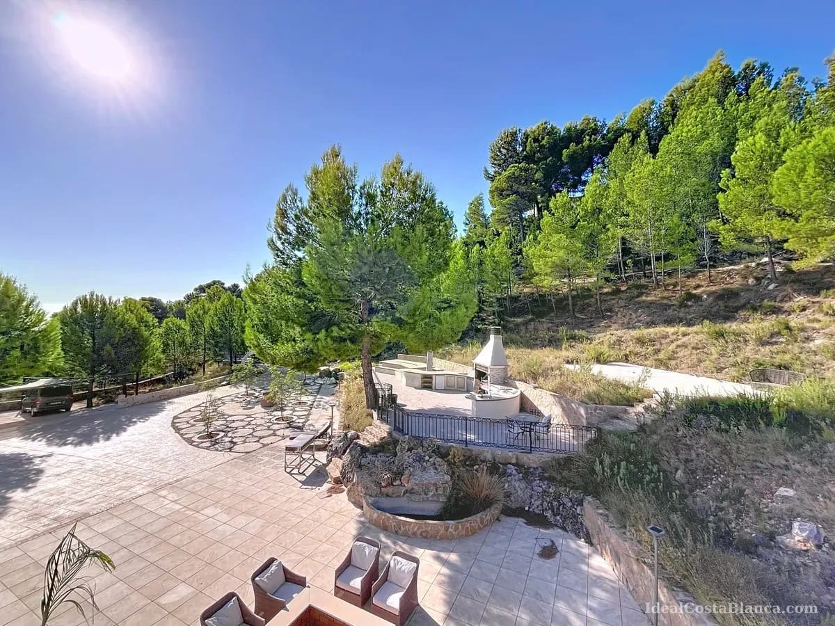 5 bedroom Villa for sale in Benimantell with pool garage - € 2,400,000 (Ref: 10039435)