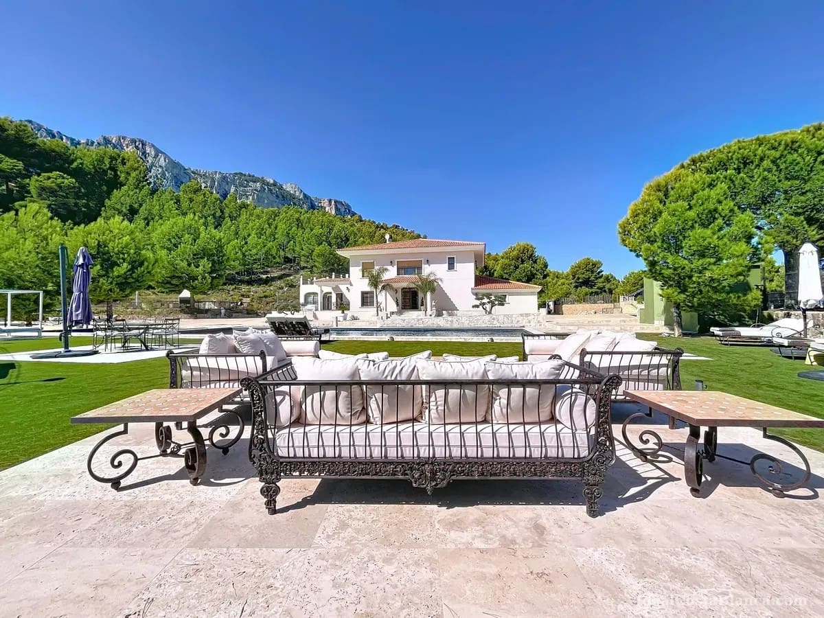 5 bedroom Villa for sale in Benimantell with pool garage - € 2,400,000 (Ref: 10039435)