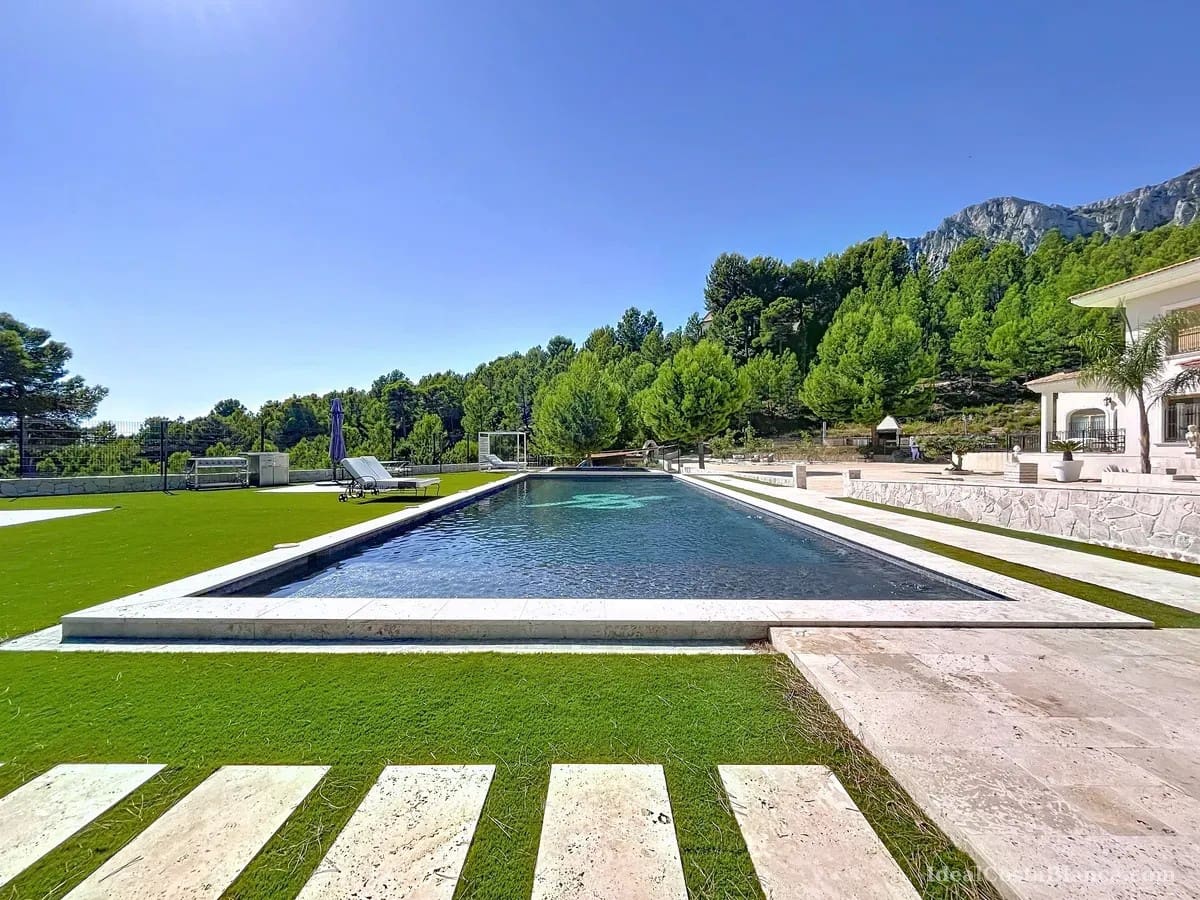 5 bedroom Villa for sale in Benimantell with pool garage - € 2,400,000 (Ref: 10039435)