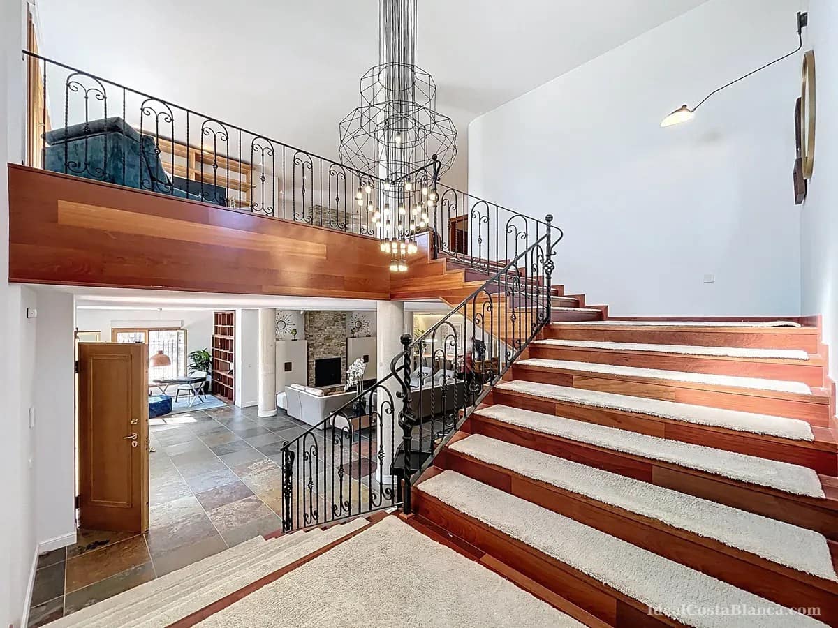 5 bedroom Villa for sale in Benimantell with pool garage - € 2,400,000 (Ref: 10039435)