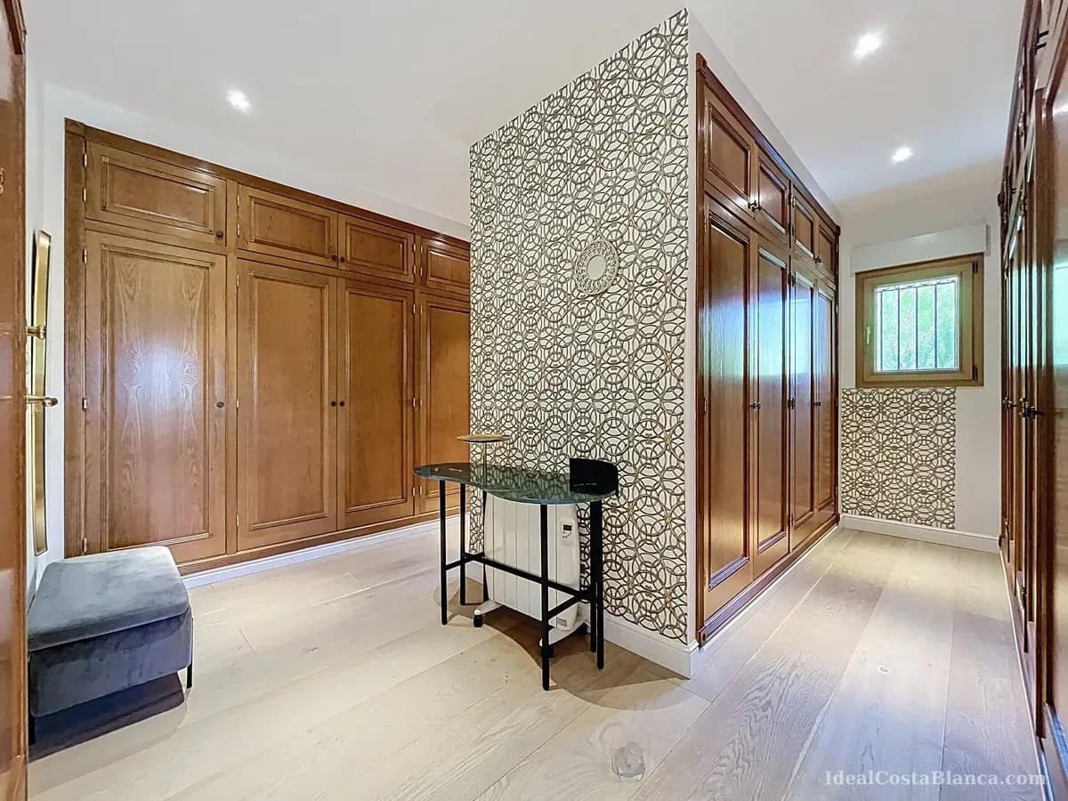 5 bedroom Villa for sale in Benimantell with pool garage - € 2,400,000 (Ref: 10039435)