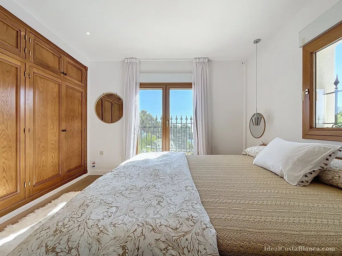 5 bedroom Villa for sale in Benimantell with pool garage - € 2,400,000 (Ref: 10039435)