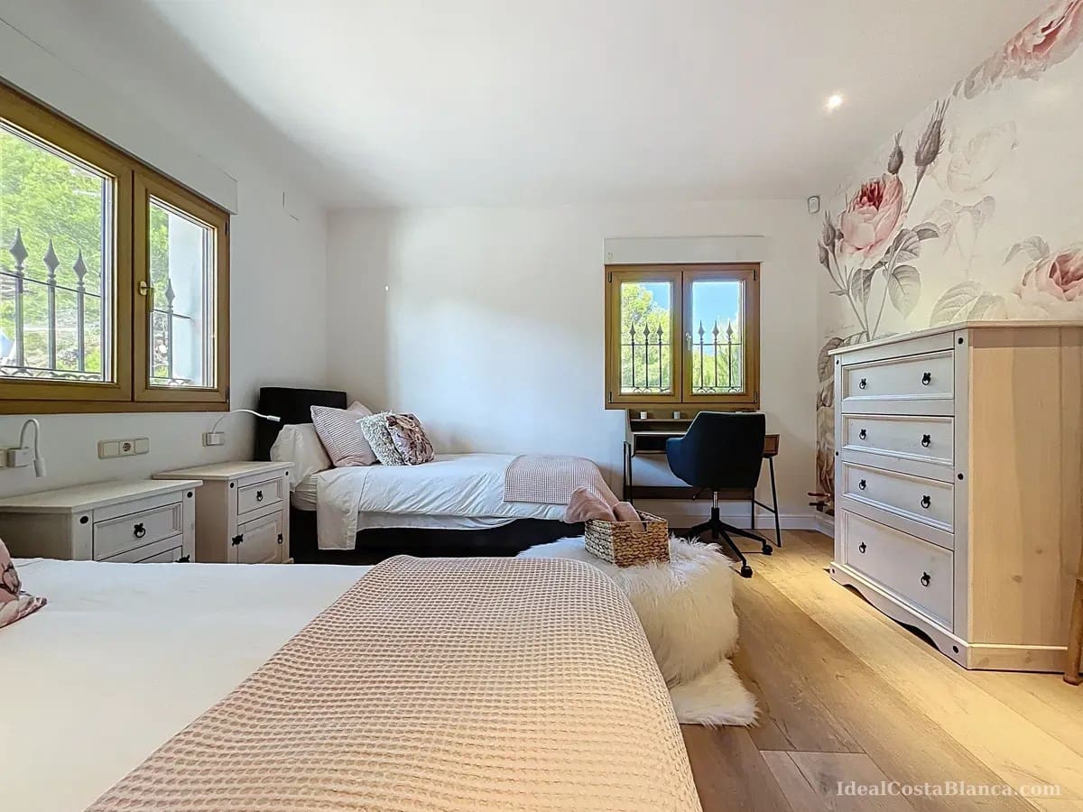 5 bedroom Villa for sale in Benimantell with pool garage - € 2,400,000 (Ref: 10039435)