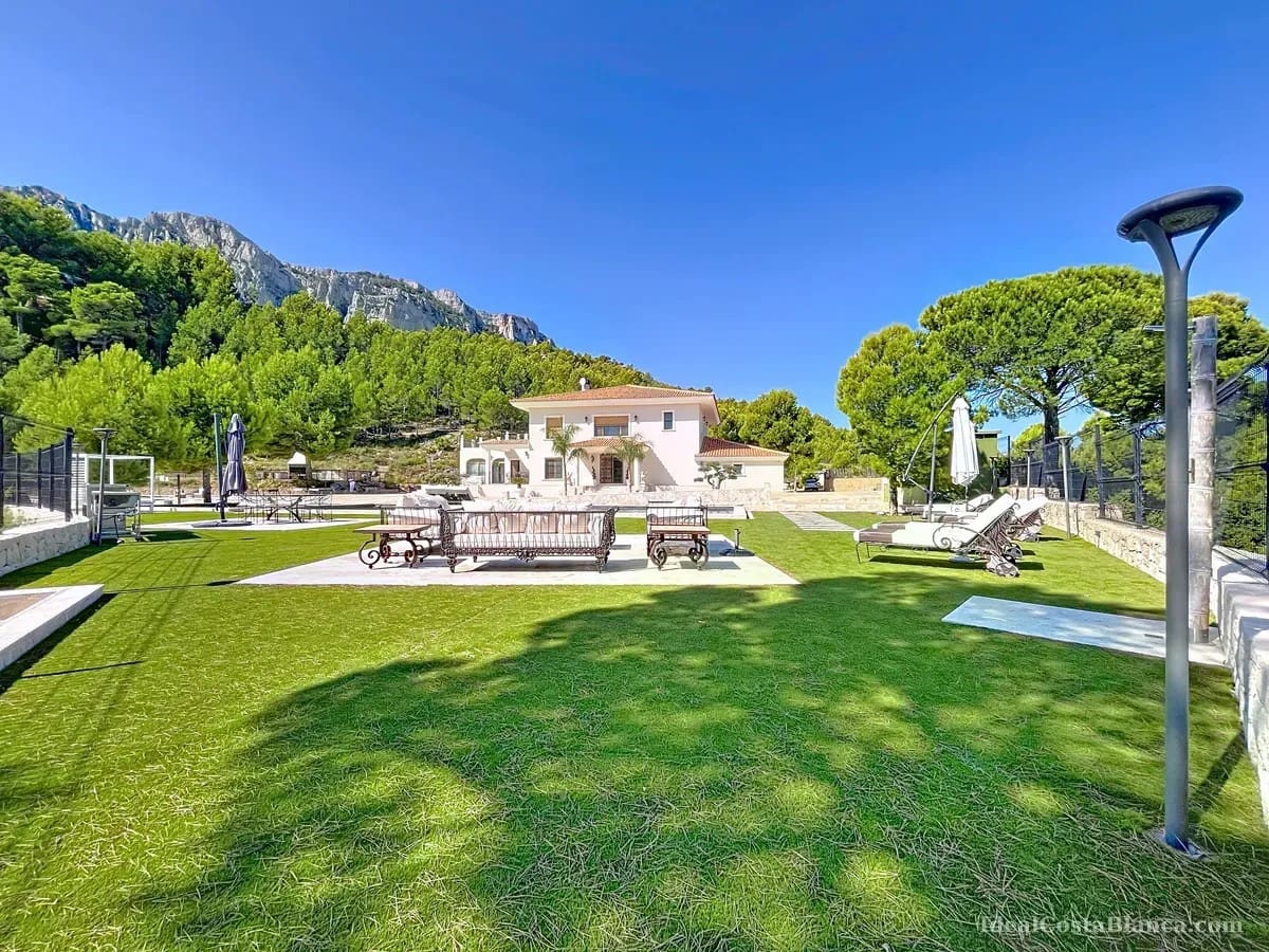 5 bedroom Villa for sale in Benimantell with pool garage - € 2,400,000 (Ref: 10039435)