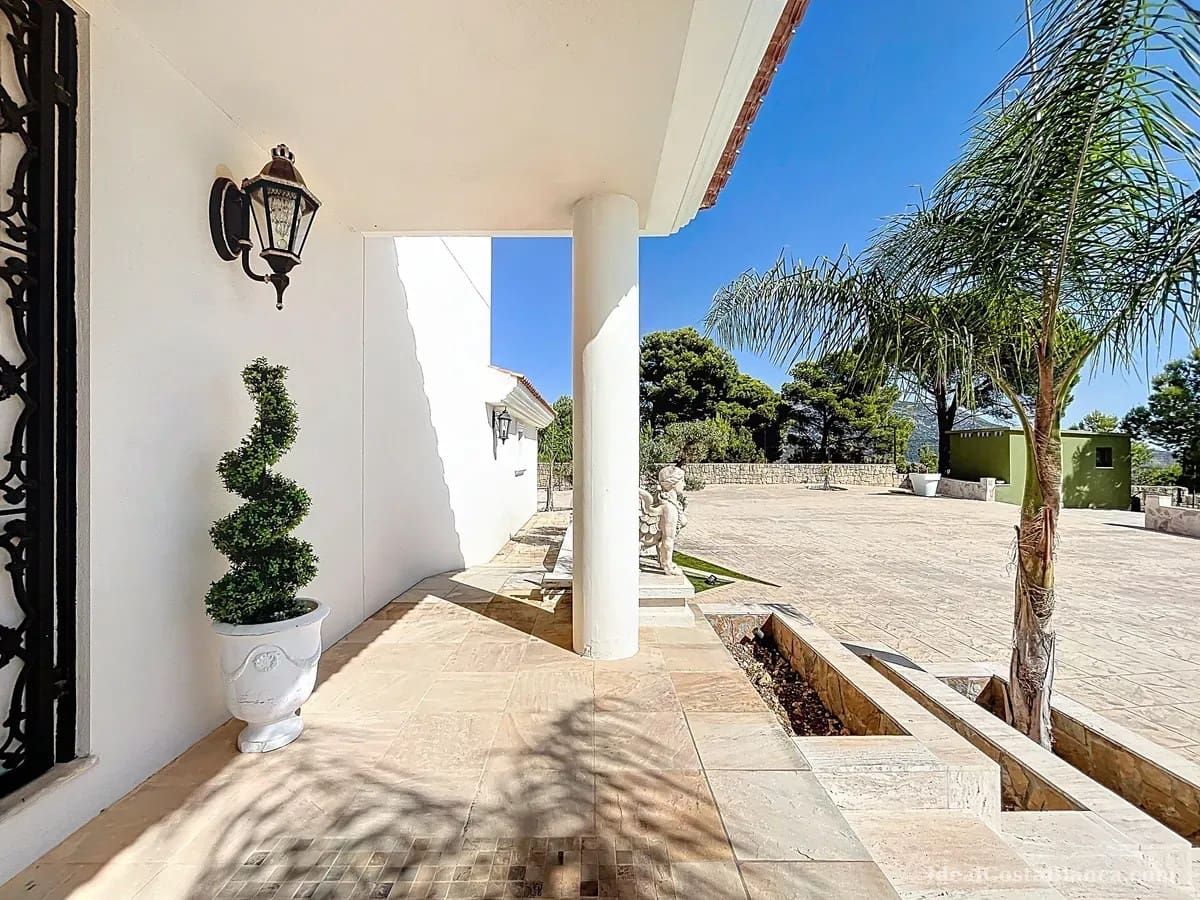 5 bedroom Villa for sale in Benimantell with pool garage - € 2,400,000 (Ref: 10039435)