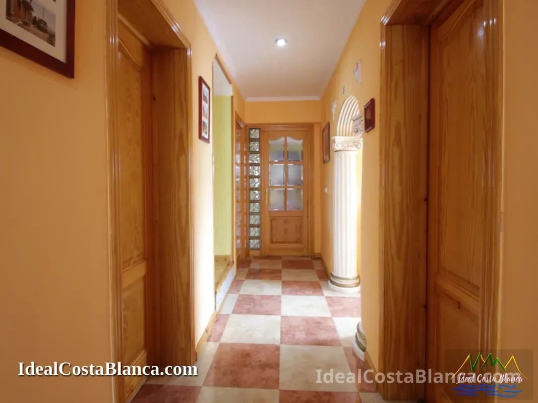 5 bedroom Villa for sale in Confrides with pool garage - € 380,000 (Ref: 9847960)
