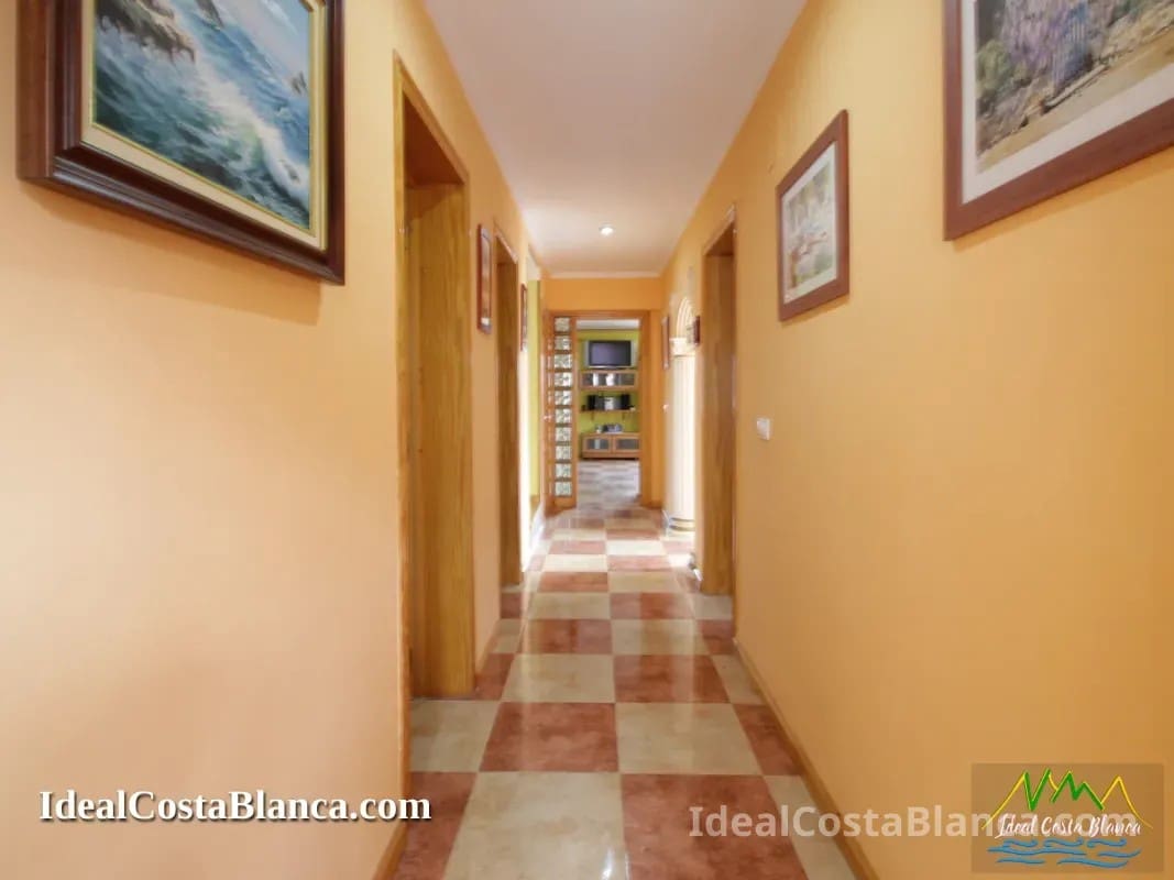 5 bedroom Villa for sale in Confrides with pool garage - € 380,000 (Ref: 9847960)