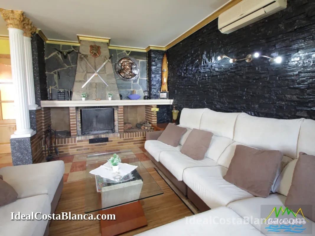 5 bedroom Villa for sale in Confrides with pool garage - € 380,000 (Ref: 9847960)