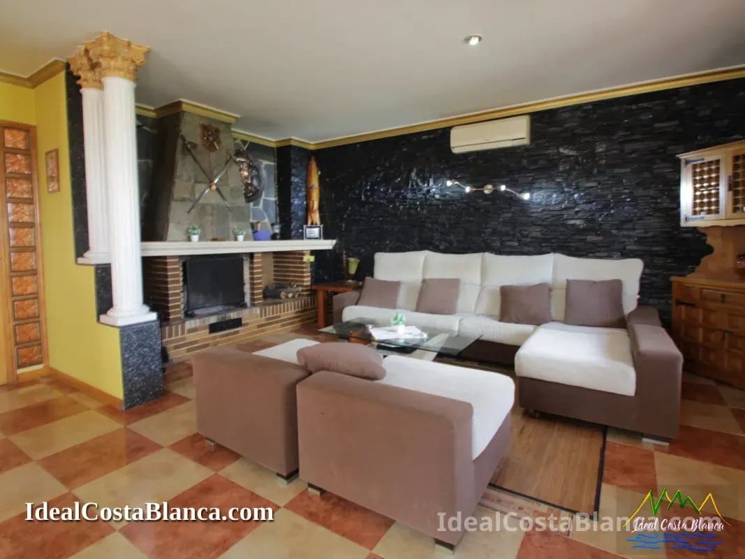 5 bedroom Villa for sale in Confrides with pool garage - € 380,000 (Ref: 9847960)