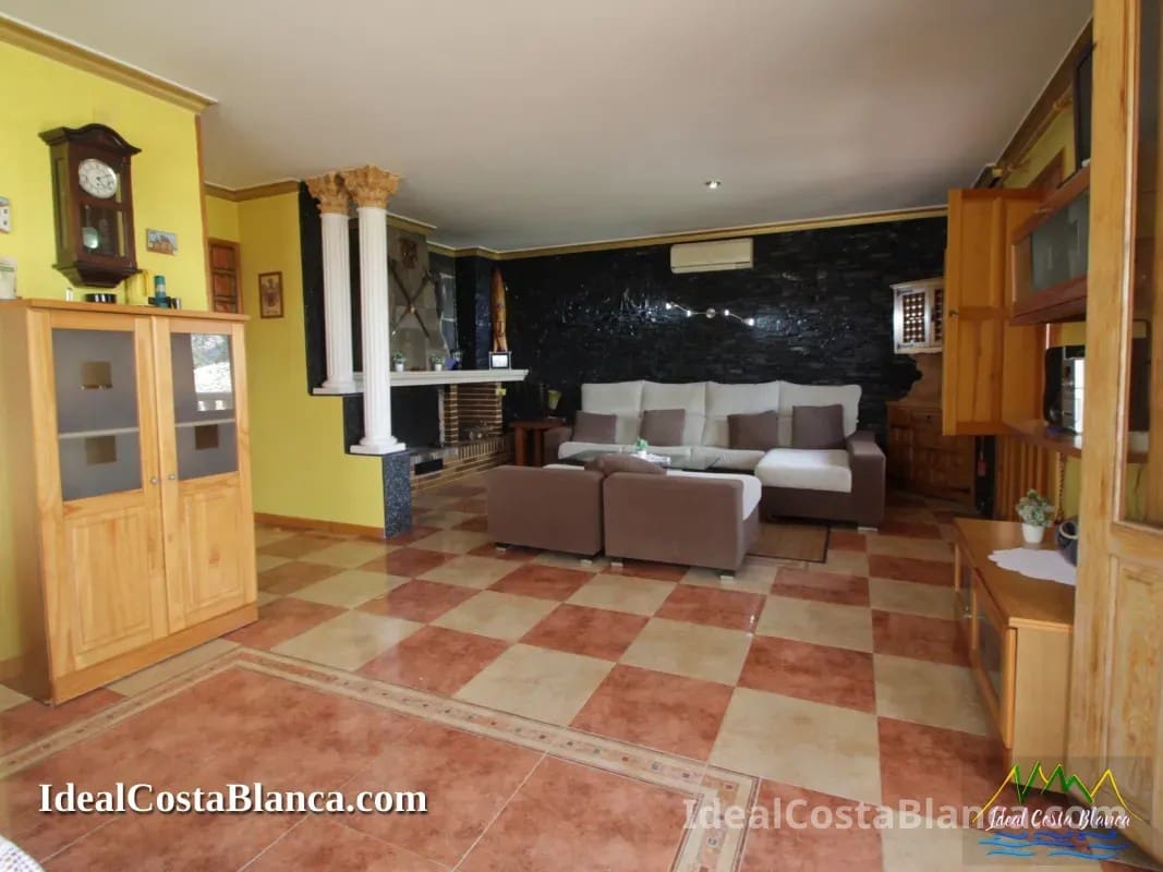 5 bedroom Villa for sale in Confrides with pool garage - € 380,000 (Ref: 9847960)