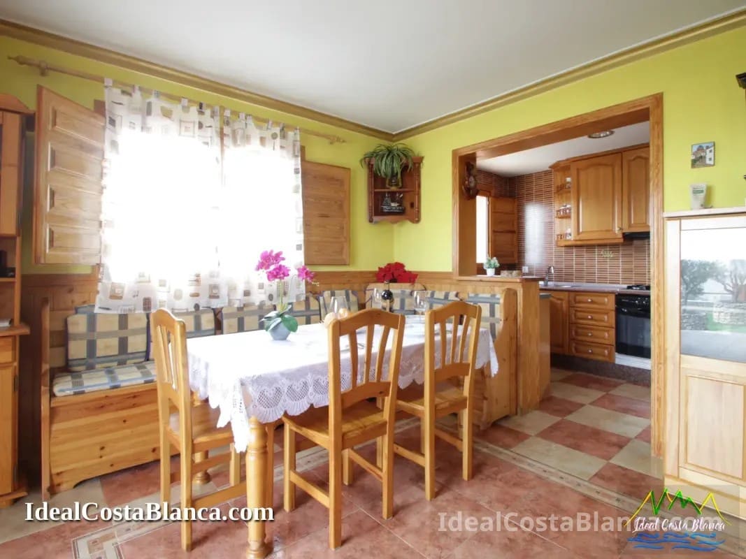 5 bedroom Villa for sale in Confrides with pool garage - € 380,000 (Ref: 9847960)