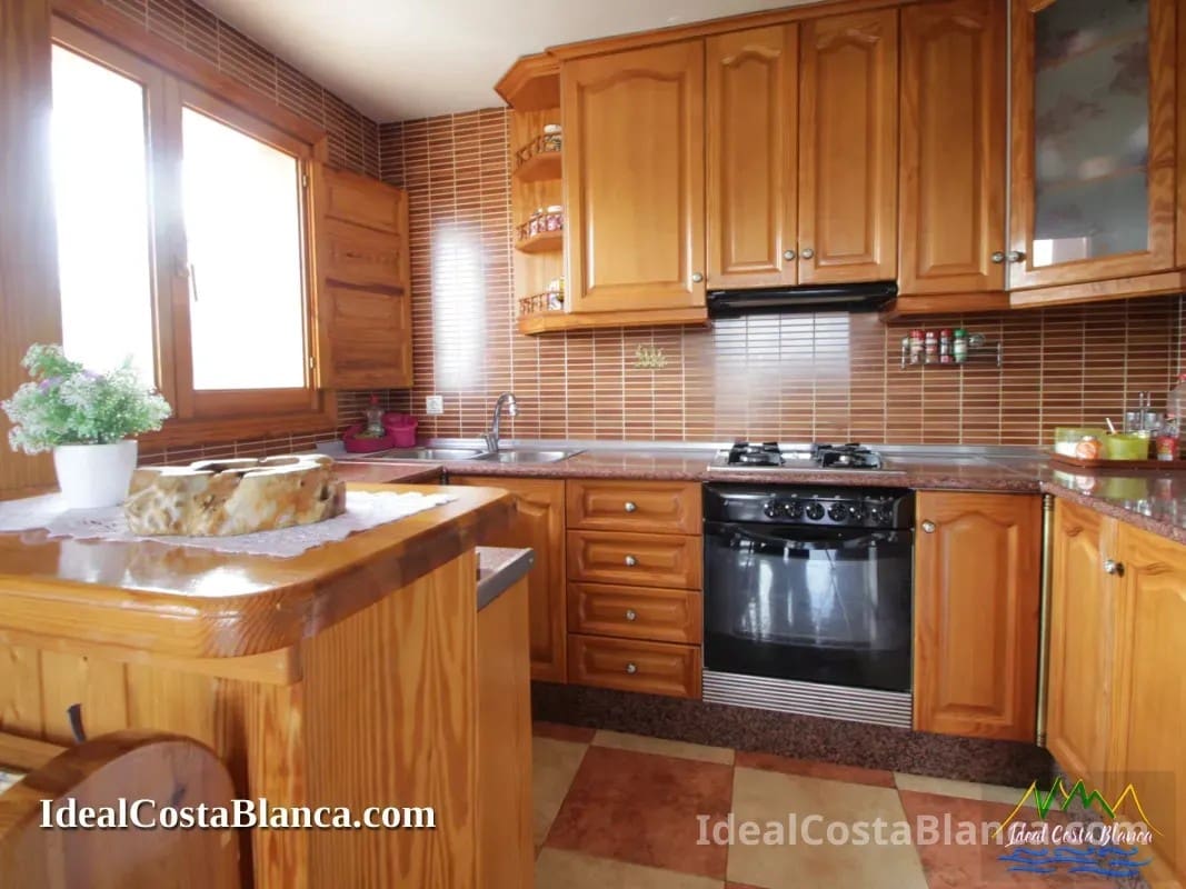 5 bedroom Villa for sale in Confrides with pool garage - € 380,000 (Ref: 9847960)