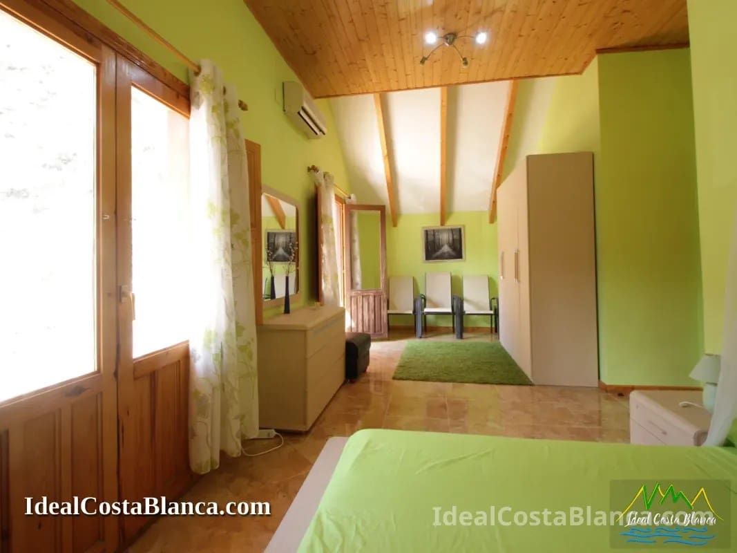 5 bedroom Villa for sale in Confrides with pool garage - € 380,000 (Ref: 9847960)