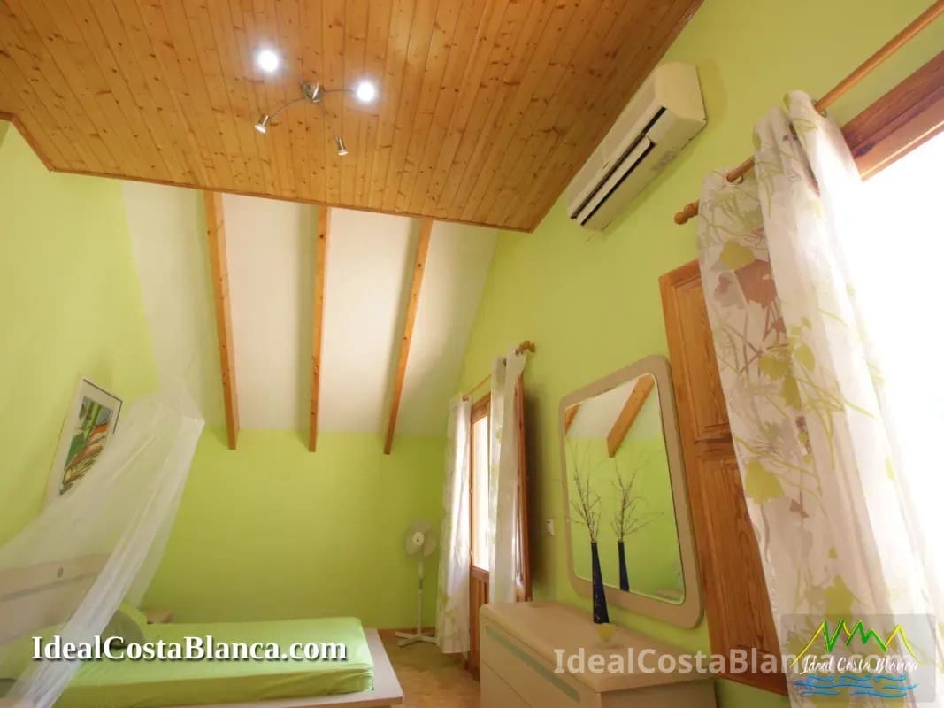 5 bedroom Villa for sale in Confrides with pool garage - € 380,000 (Ref: 9847960)