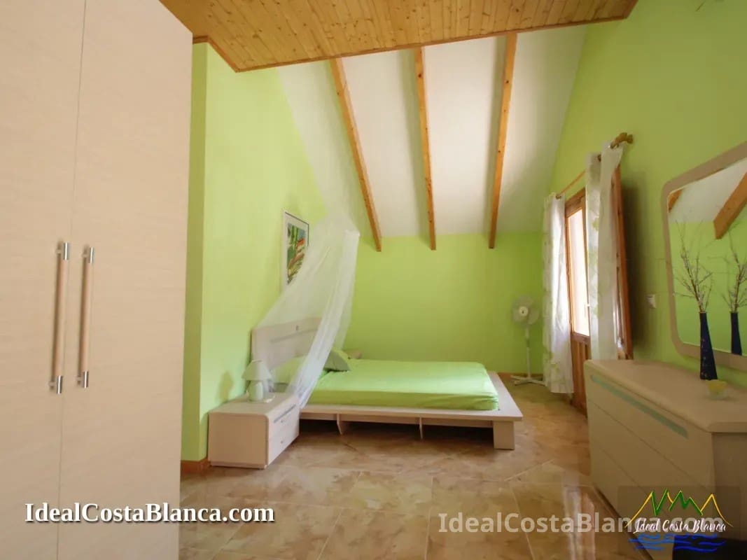 5 bedroom Villa for sale in Confrides with pool garage - € 380,000 (Ref: 9847960)