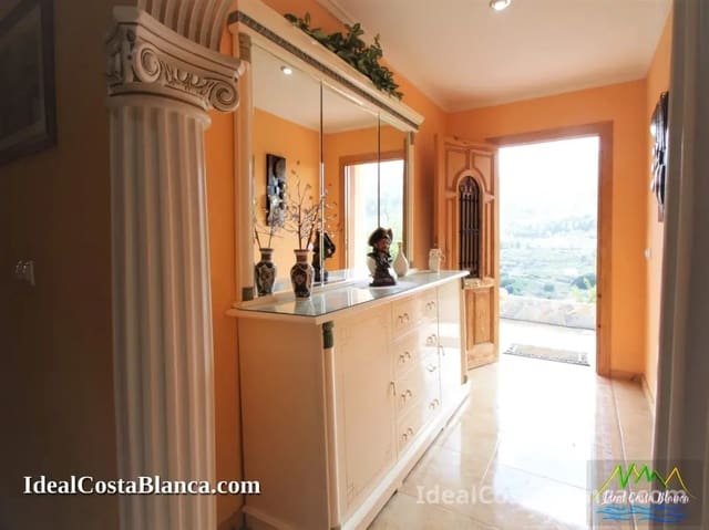 Chalet de 5 habitaciones en Confrides en venta con piscina garaje - 380.000 € (Ref: 9847960)